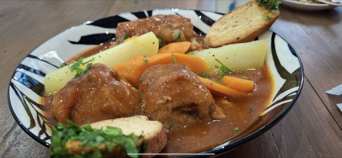 Blanquette fondante avec ses carottes et pommes de terre, servie avec du pain grillé