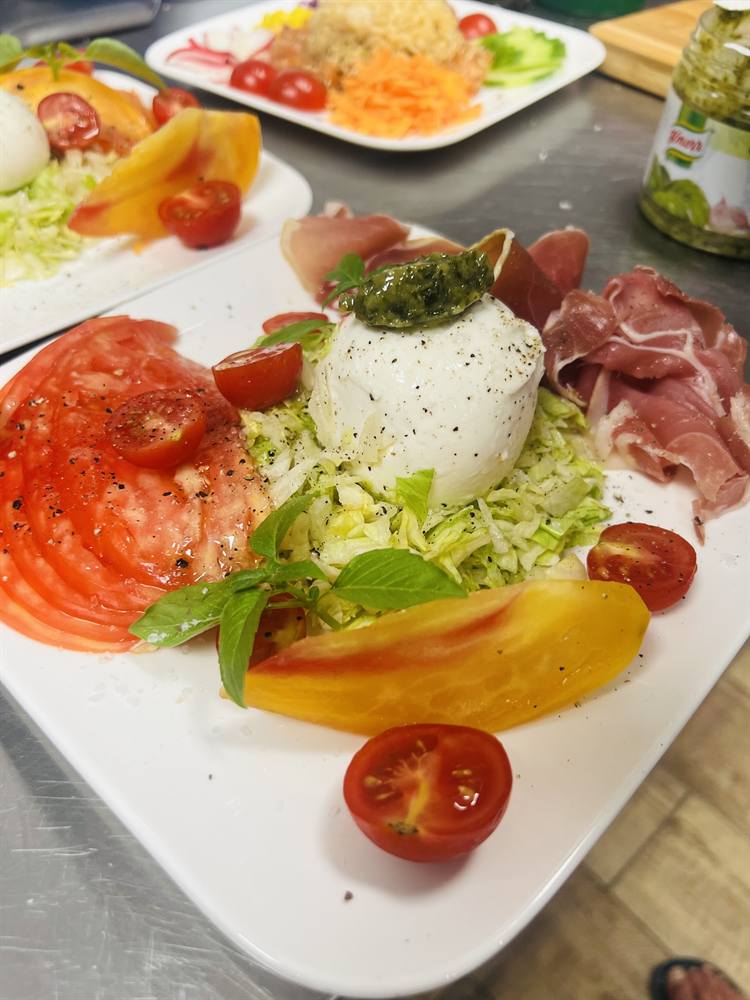 Assiette de burrata, jambon cru, tomates anciennes et pesto