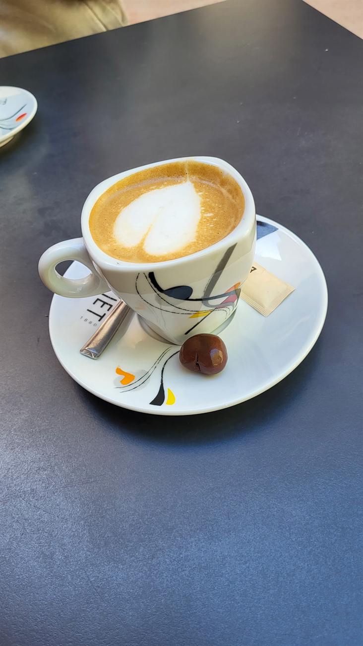Un café crème avec son cœur de mousse, servi avec un chocolat