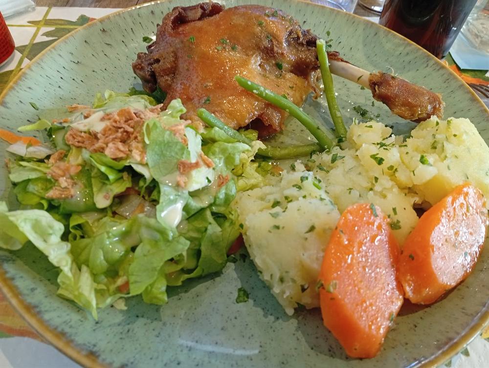 Cuisse de canard confite, salade, pommes de terre et carottes