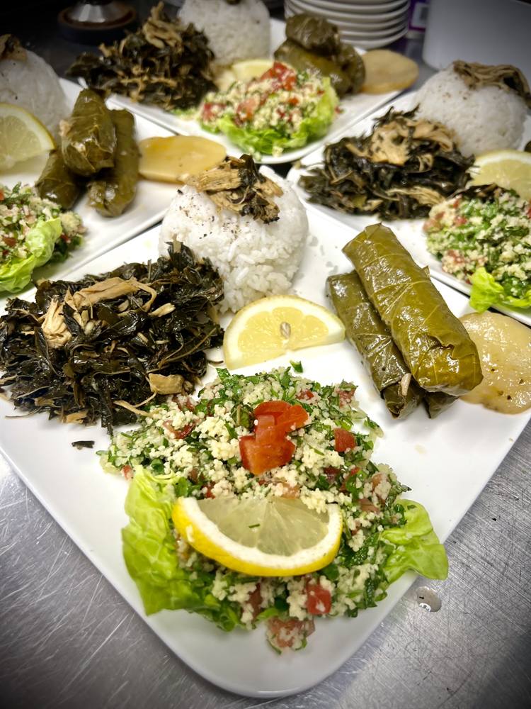 Plateau d'assiettes libanaises : feuilles de vigne, taboulé, riz et citron