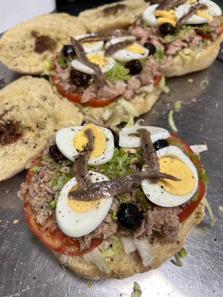 Pan bagnat au thon, œuf dur, anchois et olives