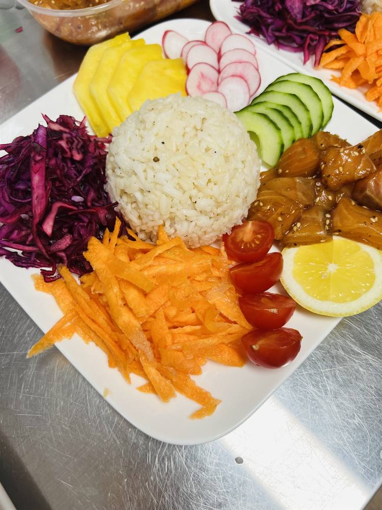 Poke bowl : riz, carottes râpées, chou rouge, radis, concombre et poulet laqué