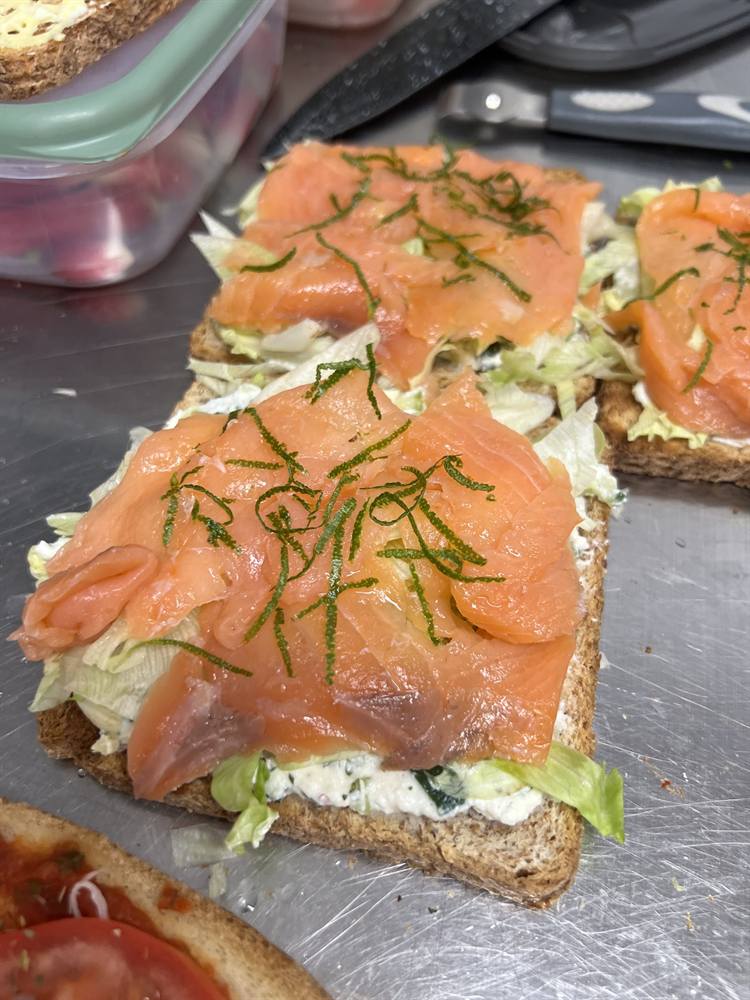 Tartines de pain complet au saumon fumé, fromage frais et herbes